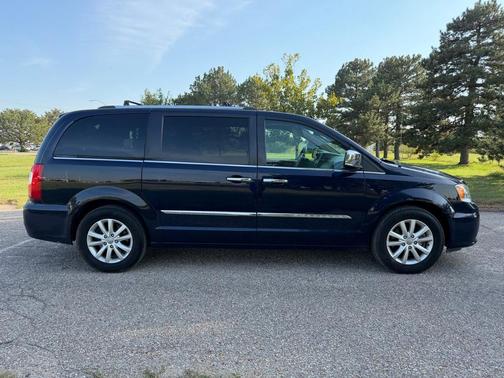 2016 Chrysler Town & Country Limited Platinum