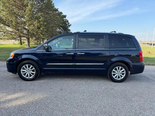2016 Chrysler Town & Country Limited Platinum
