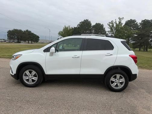 Summit White 2018 Chevrolet Trax LT