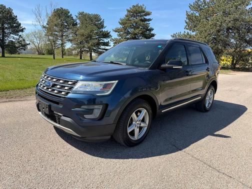 Blue Jeans Metallic 2017 Ford Explorer XLT