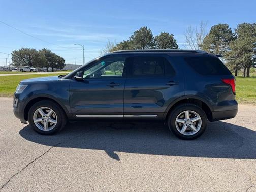 Blue Jeans Metallic 2017 Ford Explorer XLT
