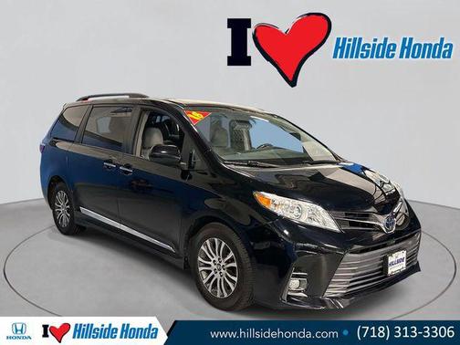 Midnight Black Metallic 2018 Toyota Sienna XLE Premium