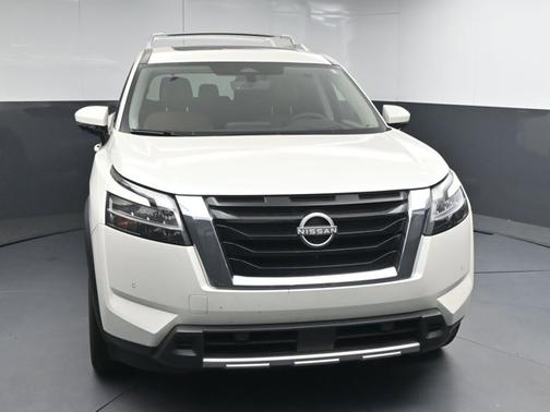 White 2024 Nissan Pathfinder Platinum