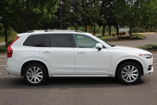 Ice White 2016 Volvo XC90 T6 Momentum
