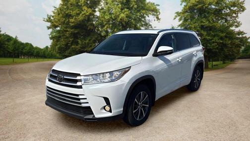 White 2018 Toyota Highlander XLE