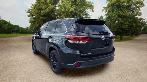 Black 2019 Toyota Highlander SE