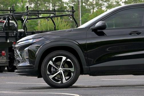 Mosaic Black Metallic 2025 Chevrolet Trax 1RS