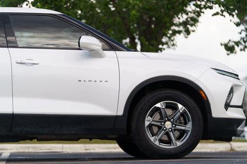 Iridescent Pearl Tricoat 2024 Chevrolet Blazer LT