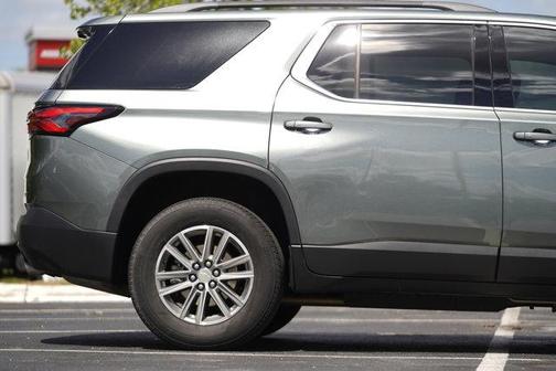 Silver Sage Metallic 2023 Chevrolet Traverse LT Leather