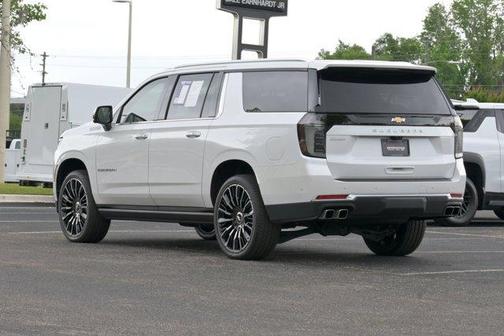 Iridescent Pearl Tricoat 2025 Chevrolet Suburban High Country