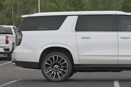 Iridescent Pearl Tricoat 2025 Chevrolet Suburban High Country