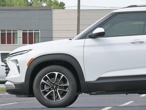 Summit White 2026 Chevrolet Trailblazer LT