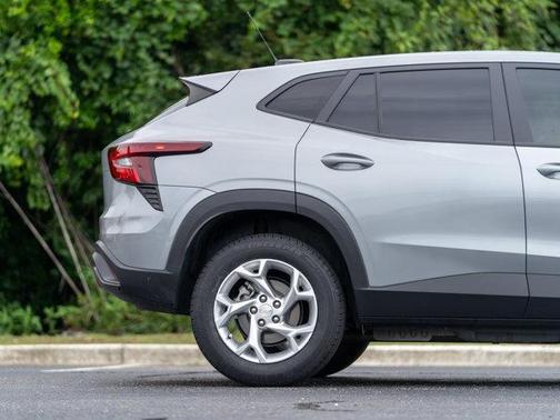 Sterling Gray Metallic 2025 Chevrolet Trax LS