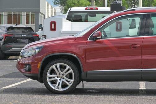 Wild Cherry Metallic 2013 Volkswagen Tiguan SE