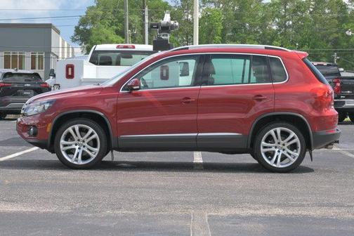 Wild Cherry Metallic 2013 Volkswagen Tiguan SE