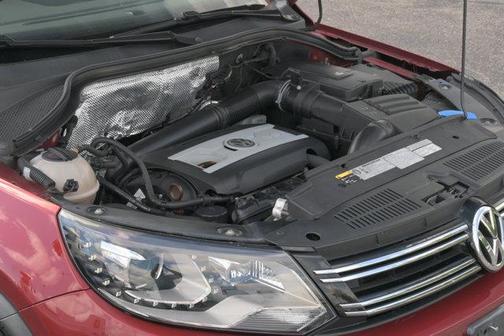 Wild Cherry Metallic 2013 Volkswagen Tiguan SE