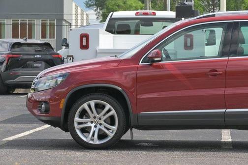 Wild Cherry Metallic 2013 Volkswagen Tiguan SE