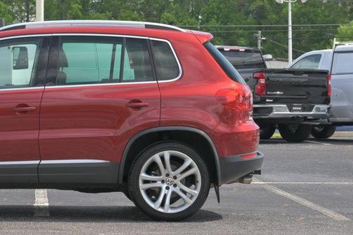 Wild Cherry Metallic 2013 Volkswagen Tiguan SE