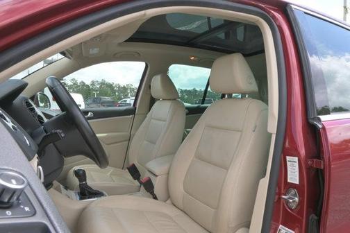 Wild Cherry Metallic 2013 Volkswagen Tiguan SE