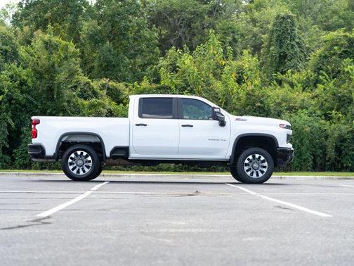 Summit White 2025 Chevrolet Silverado 2500 Custom