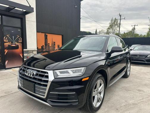 Mythos Black Metallic 2019 Audi Q5 2.0T Premium Plus