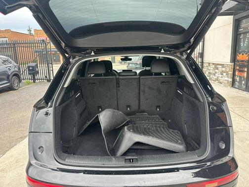 Mythos Black Metallic 2019 Audi Q5 2.0T Premium Plus