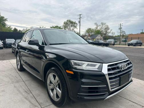 Mythos Black Metallic 2019 Audi Q5 2.0T Premium Plus