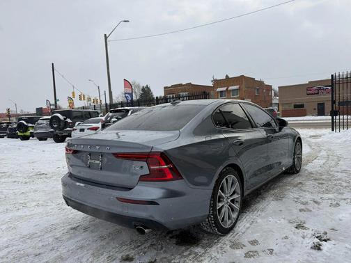 2021 Volvo S60 T6 Momentum