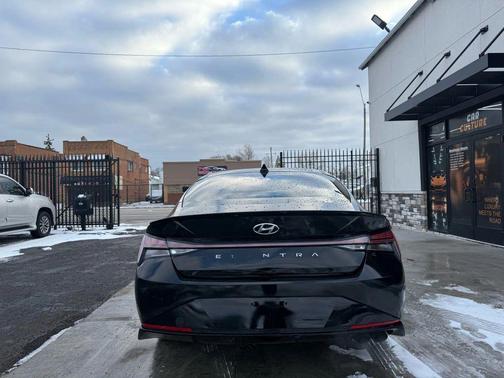 2022 Hyundai ELANTRA SE