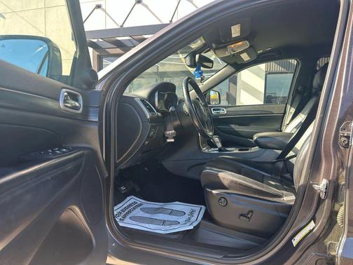 2020 Jeep Grand Cherokee Laredo