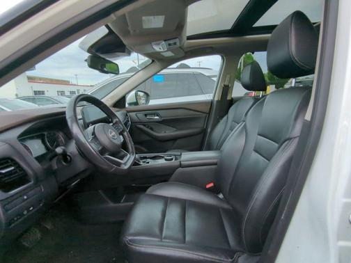 Pearl White Tricoat 2023 Nissan Rogue SL