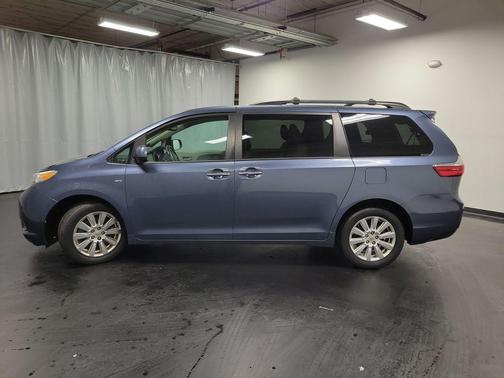 2017 Toyota Sienna XLE