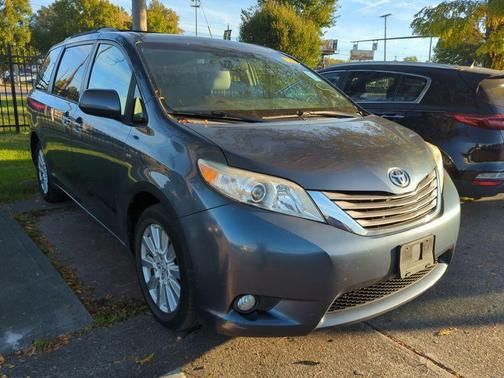 2017 Toyota Sienna XLE