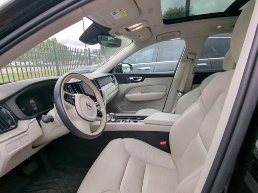 Onyx Black Metallic 2023 Volvo XC60 B5 Plus Bright Theme