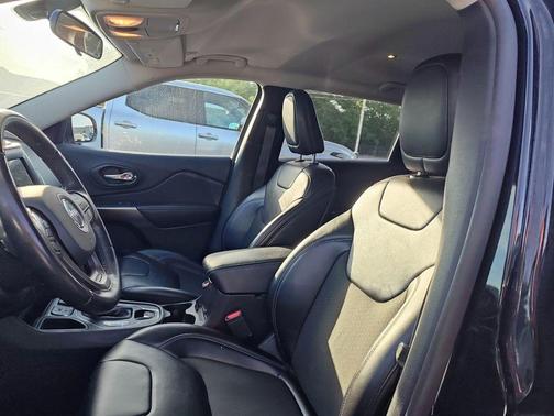 Diamond Black Crystal Pearlcoat 2019 Jeep Cherokee Latitude Plus