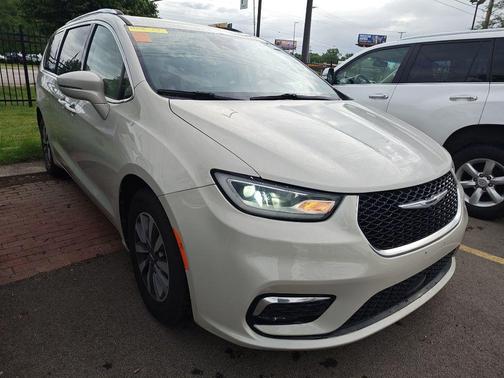 Luxury White Pearlcoat 2021 Chrysler Pacifica Touring L
