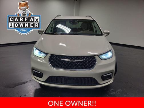 Luxury White Pearlcoat 2021 Chrysler Pacifica Touring L