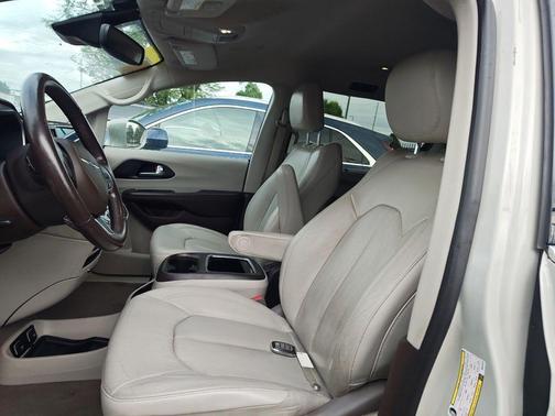 Luxury White Pearlcoat 2021 Chrysler Pacifica Touring L