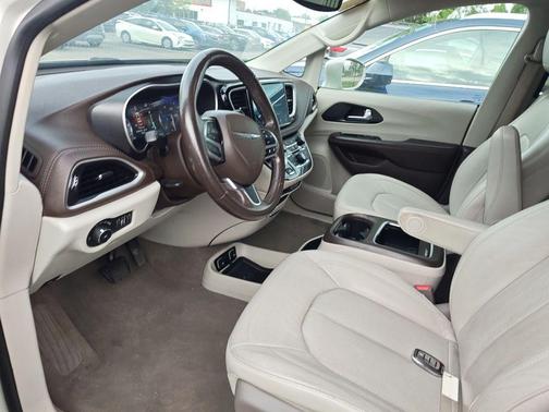 Luxury White Pearlcoat 2021 Chrysler Pacifica Touring L
