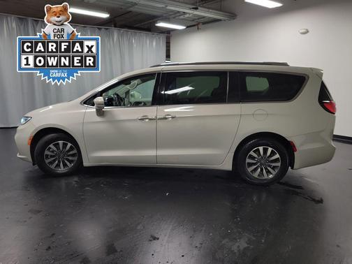 Luxury White Pearlcoat 2021 Chrysler Pacifica Touring L