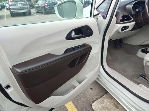 Luxury White Pearlcoat 2021 Chrysler Pacifica Touring L