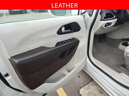 Luxury White Pearlcoat 2021 Chrysler Pacifica Touring L