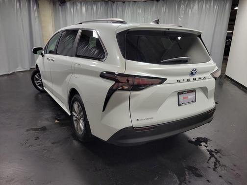 Pearl 2025 Toyota Sienna XLE