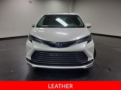 Pearl 2025 Toyota Sienna XLE
