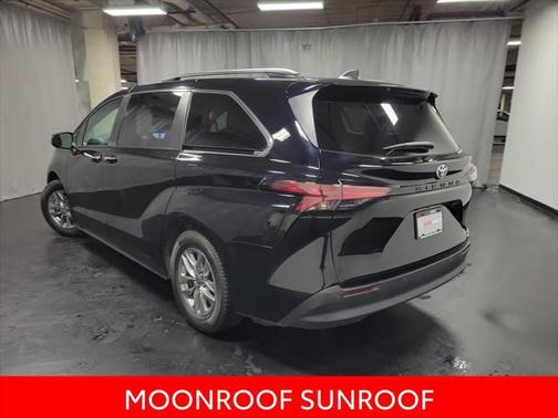 2022 Toyota Sienna XLE 8 Passenger
