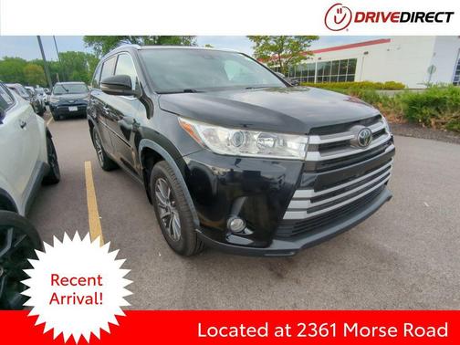 Midnight Black Metallic 2019 Toyota Highlander XLE
