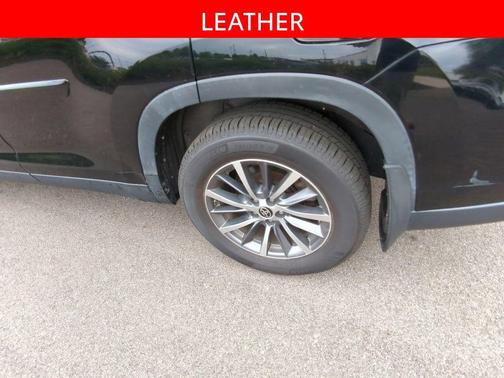 Midnight Black Metallic 2019 Toyota Highlander XLE