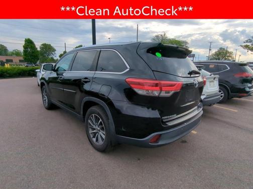 Midnight Black Metallic 2019 Toyota Highlander XLE