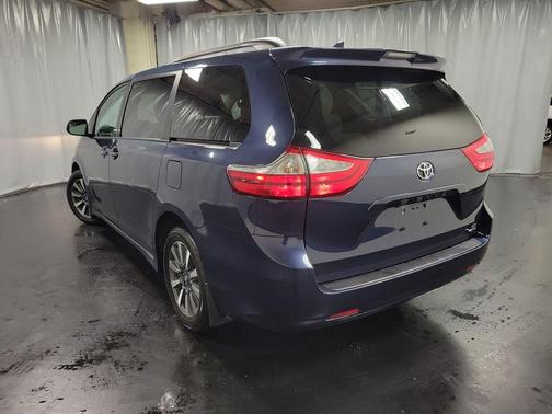 Pearl 2018 Toyota Sienna LE