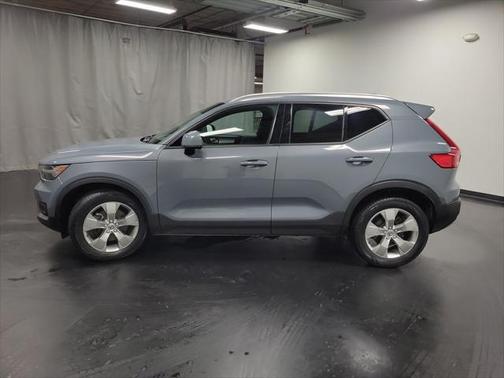 2021 Volvo XC40 T5 Momentum